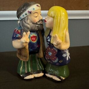 Hippie salt and pepper shakers (magnetic)